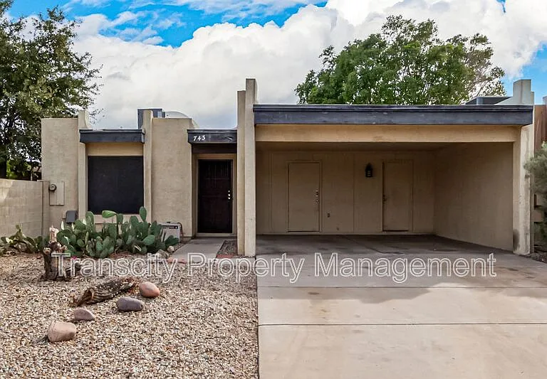 743 W Fordham Dr — Photo 1