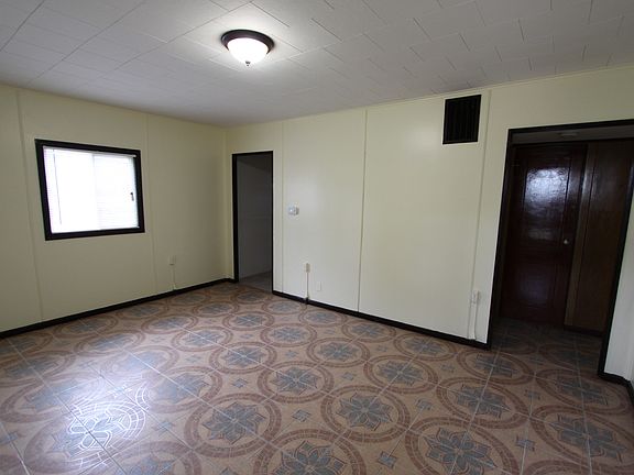 3rd image of 1304 Eastview Dr