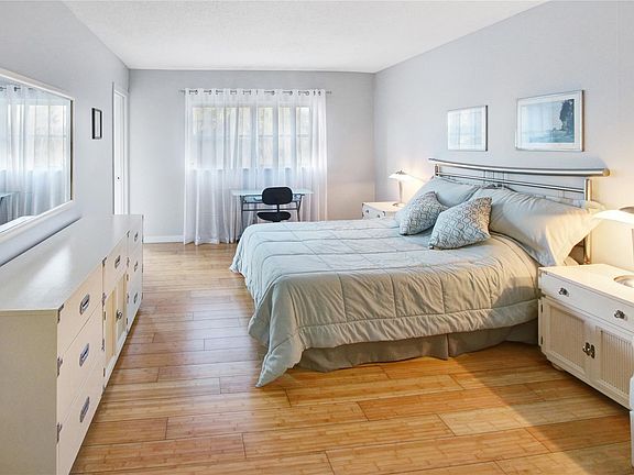 4th image of 1000 NE 14th Avenue #406