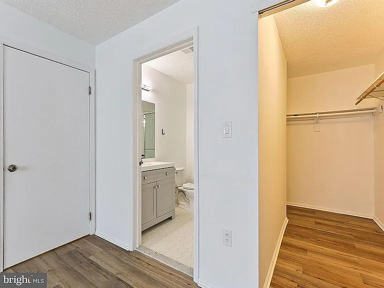 Master Bed with attached Bath & Walk in Closet