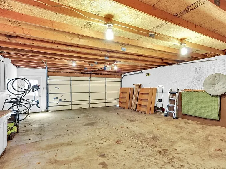702 W Indiana Ave — Photo 32