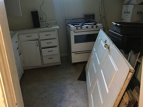 4th image of 665 W Exchange St #6-8