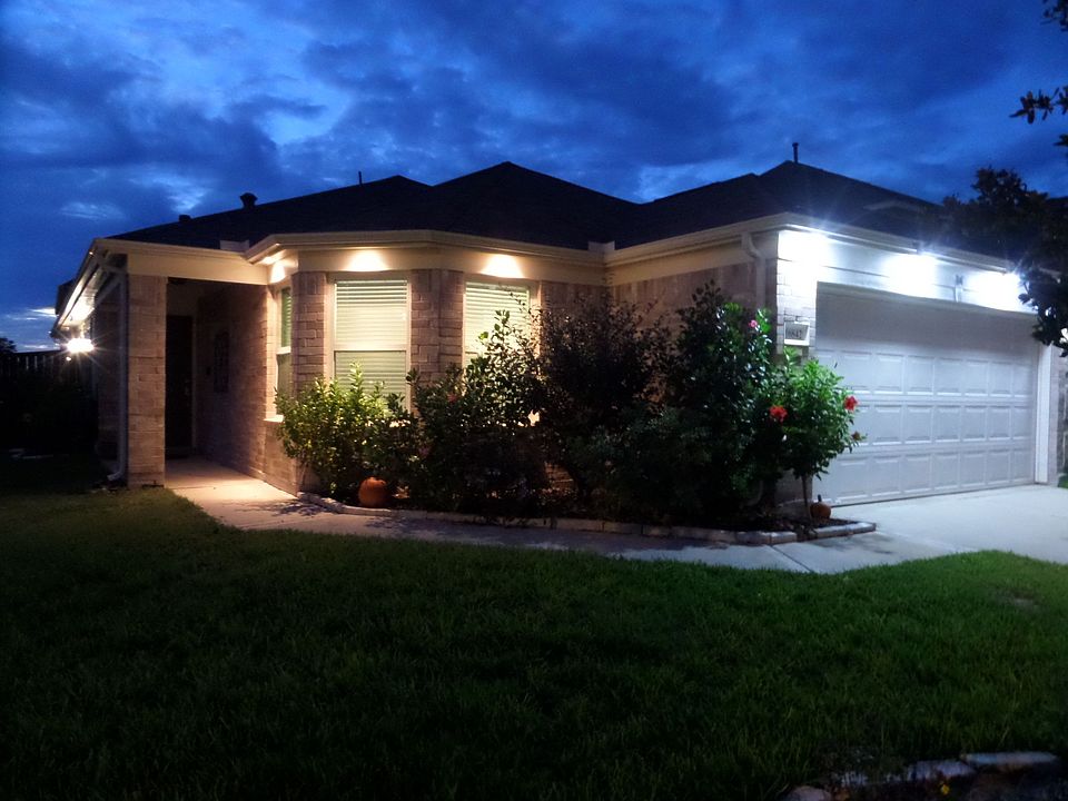 Corner lot, exterior lightin