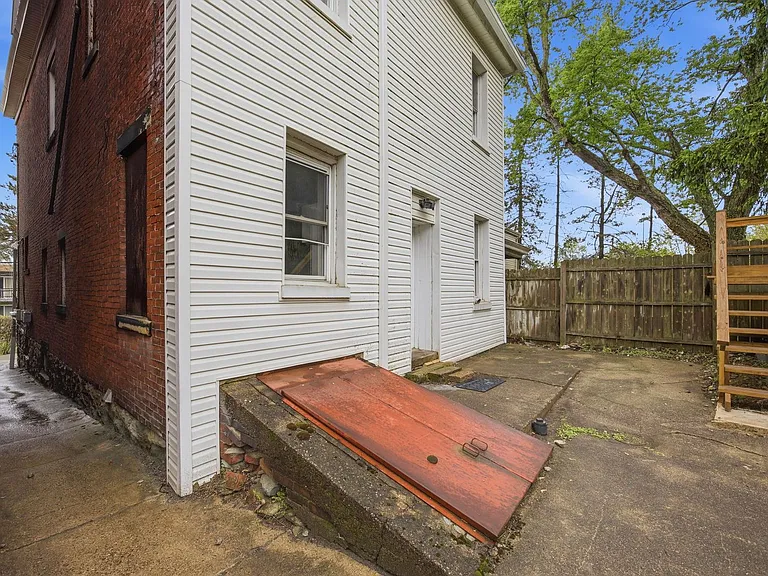 141 Oneida St — Photo 24