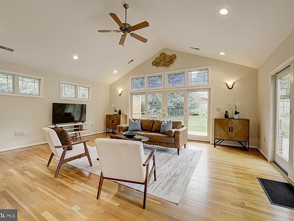 4th image of 1112 Fallsmead Way