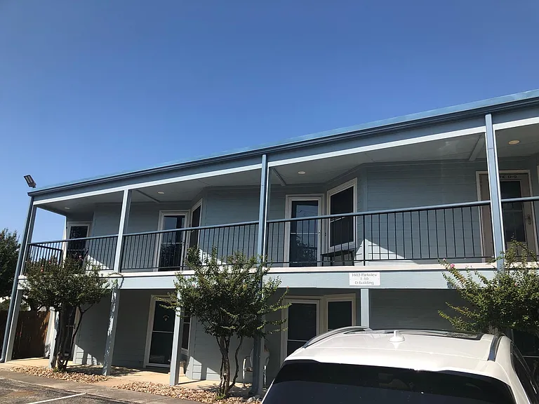 Parkview Dr — Photo 1