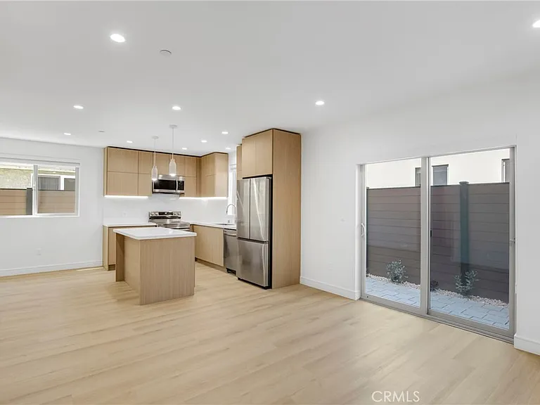 4853 Woodman Ave — Photo 9