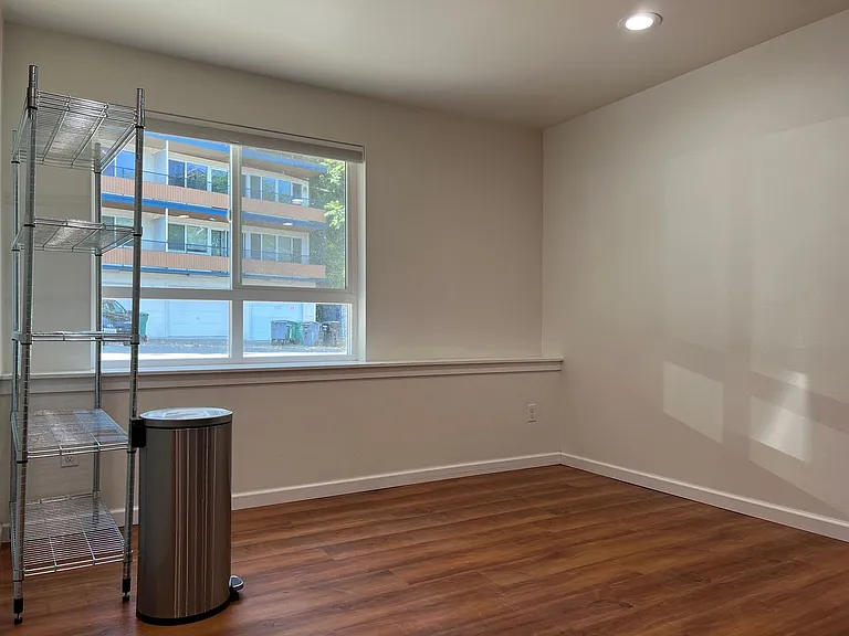 4732 22nd Ave NE — Photo 3