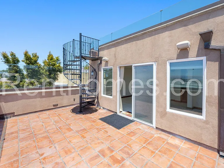 2940 Columbia St — Photo 54