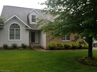 71 Lake Pointe Cir, Canfield, OH 44406