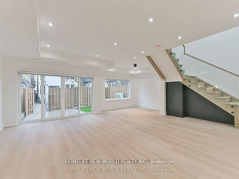 995 Dufferin St #LANEWAY — Photo 3