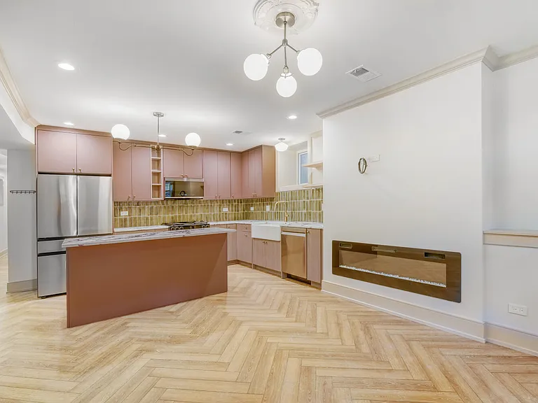 2704 W Argyle St #G — Photo 3