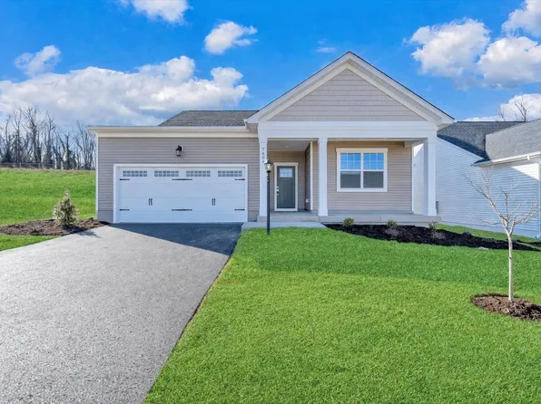 7401 Kings Pointe Dr, Fairlawn, VA 24141