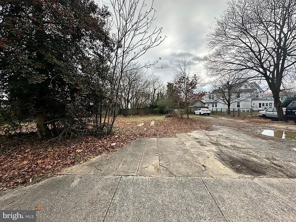 2nd image of 417 Smith St