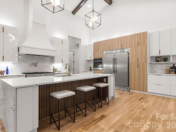3rd image of 809 Crater St