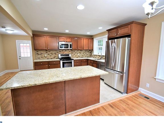 5th image of 100 W Clearview Ave