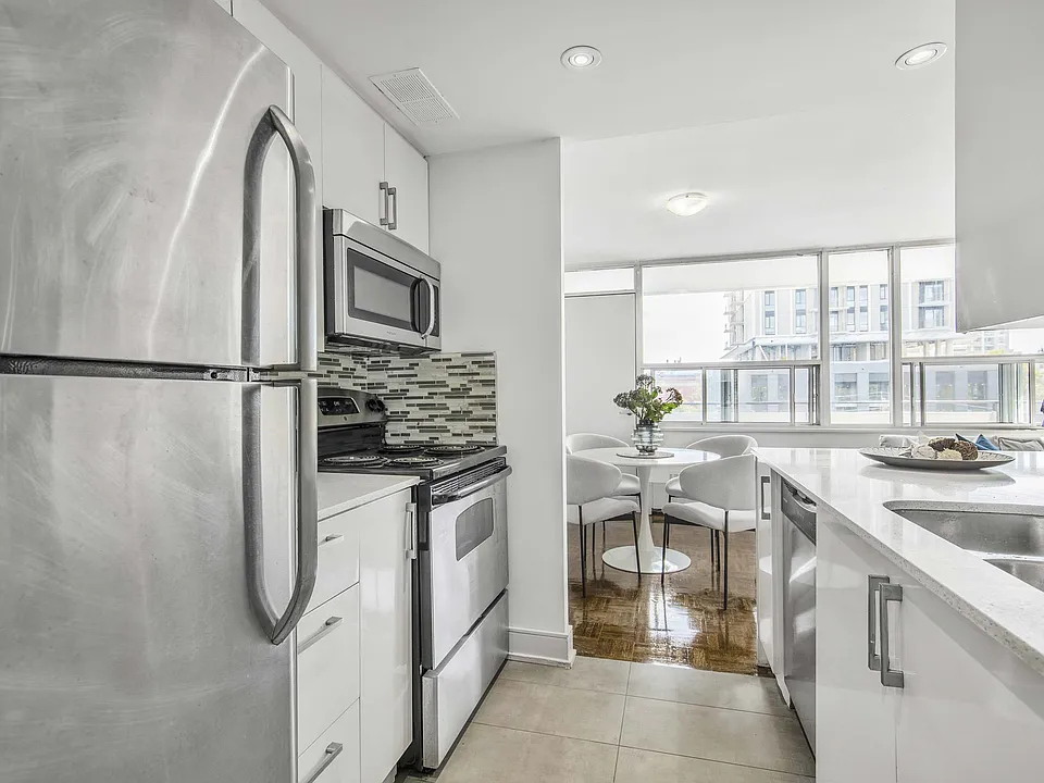 225 Davisville Ave
