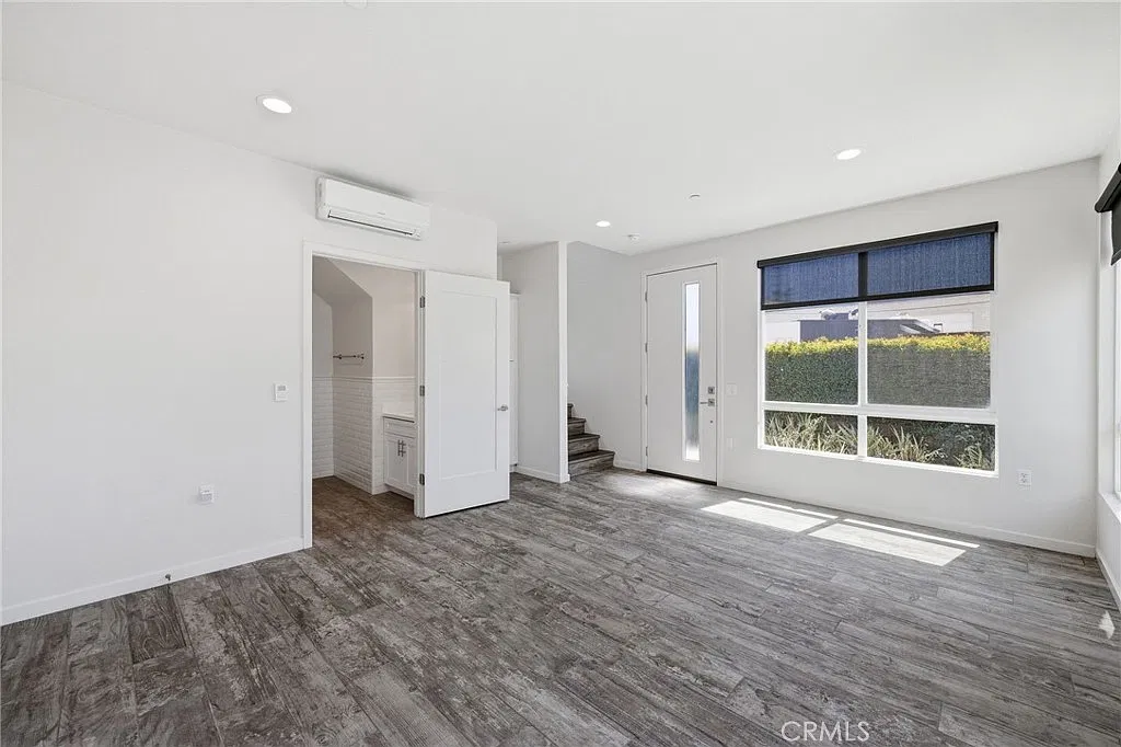 3 bed, 4.0 bath, 1738 sqft, $5,850 — Photo 4