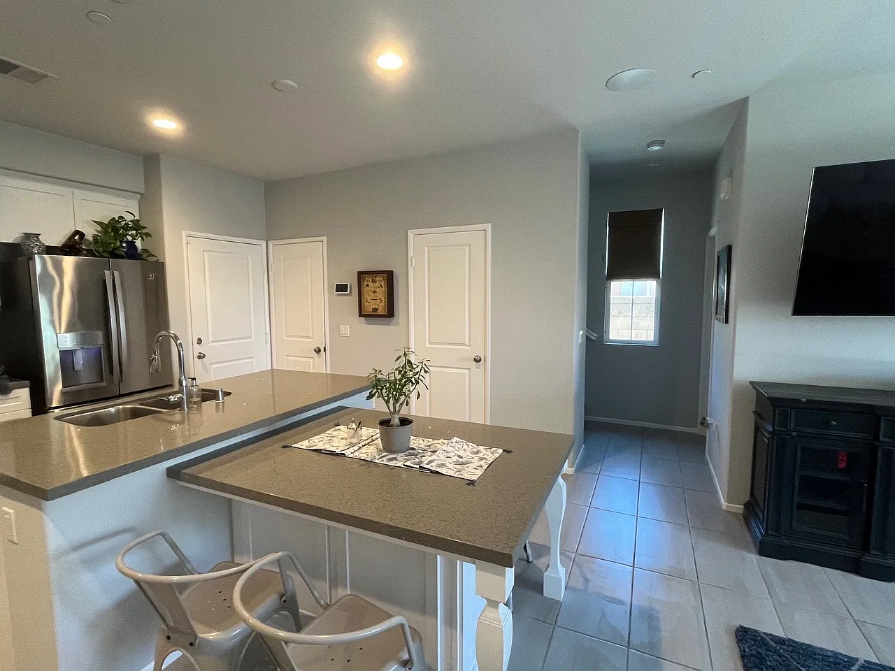3 bed, 2.5 bath, 1615 sqft, $3,250 — Photo 3