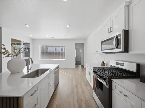 1677 S Cedar Mesa Dr, Washington, UT 84780