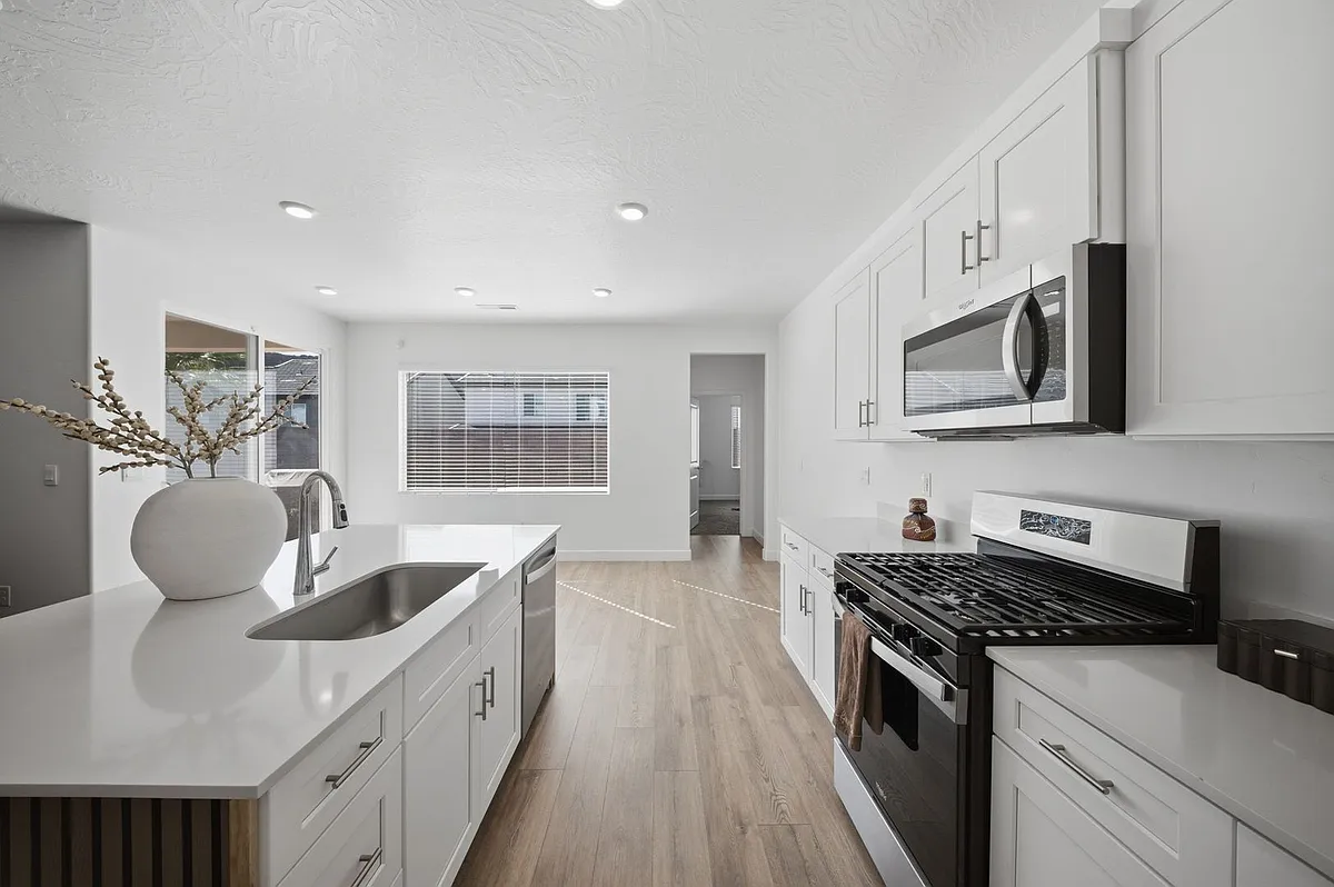 Building Photo - 1677 S Cedar Mesa Dr