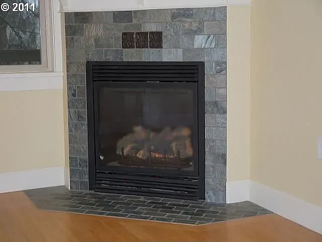 73 NE Graham St — Photo 6