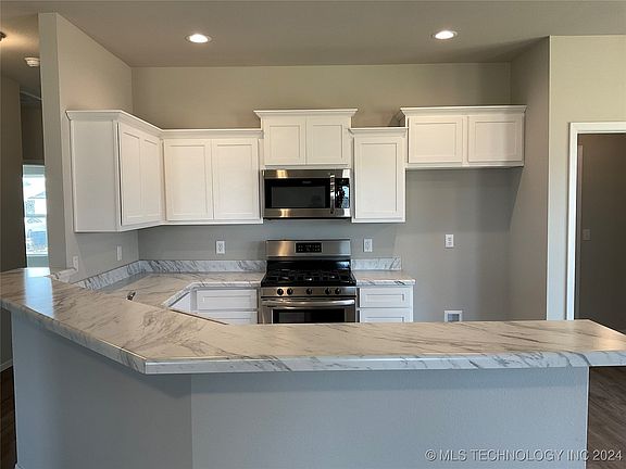 4th image of 1108 W Cheyenne Ln