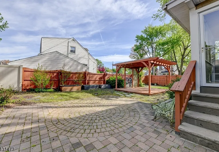 72 Colonial Dr — Photo 43