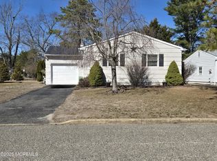 1046 Edgebrook Dr E, Toms River, NJ 08757