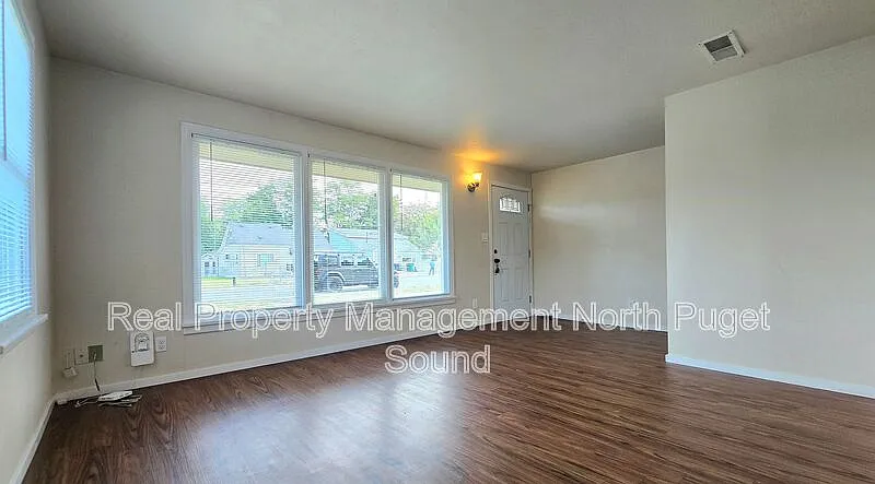 4 bed, 2.0 bath, 1275 sqft, $2,200 — Photo 3