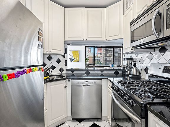 5th image of 30 W 61st St APT 10D