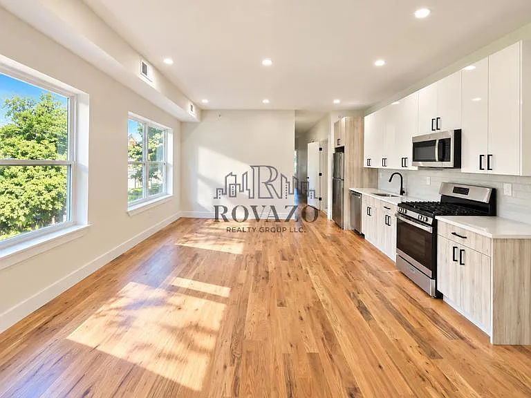 4 bed, 900 sqft, $3,100 — Photo 2