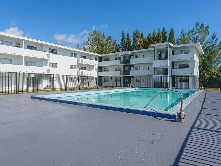 Lakeshore Presidential Apartments — Photo 10