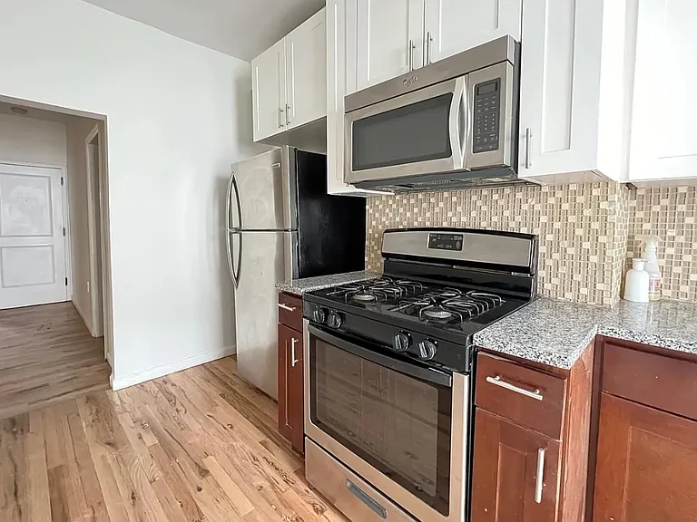 11 Rose Ave #2B — Photo 4