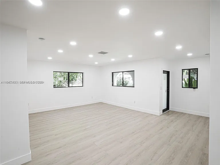 530 NE 91st St — Photo 5
