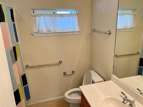 Full bath w/tub and shower