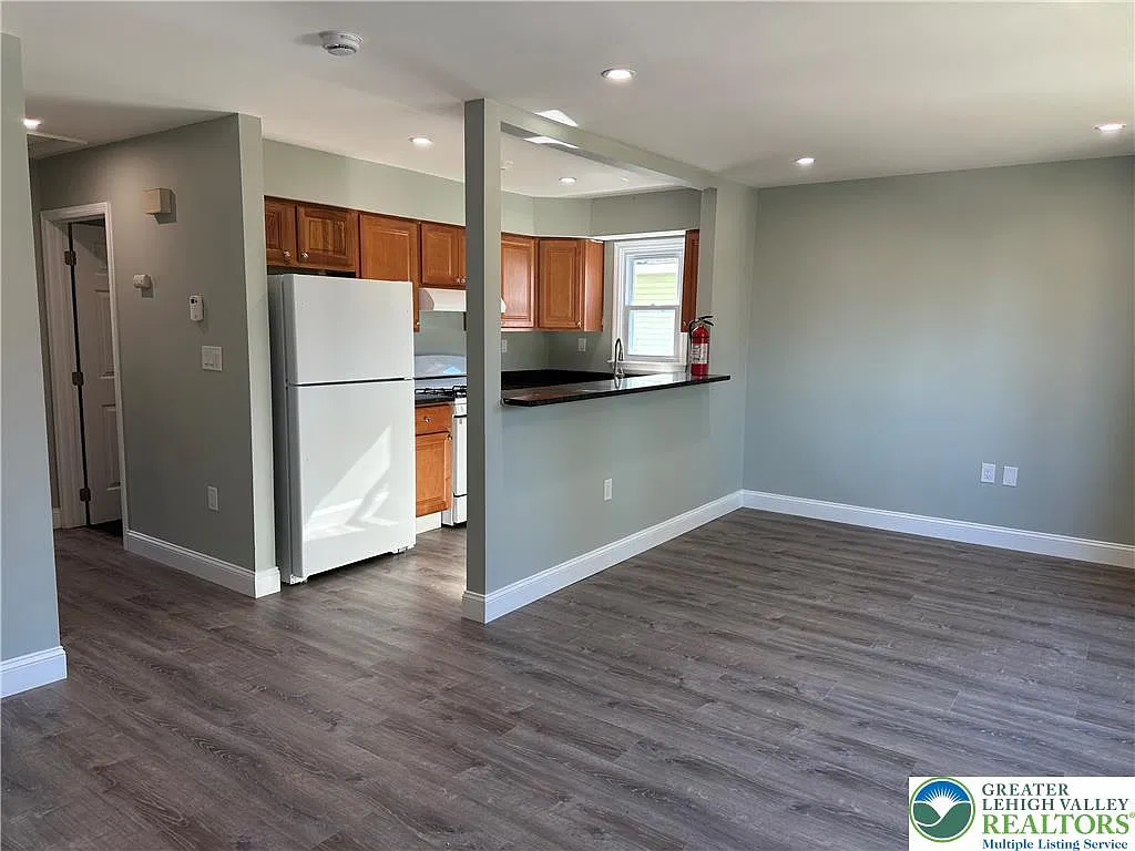 2 bed, 1.0 bath, 850 sqft, $1,600 — Photo 2