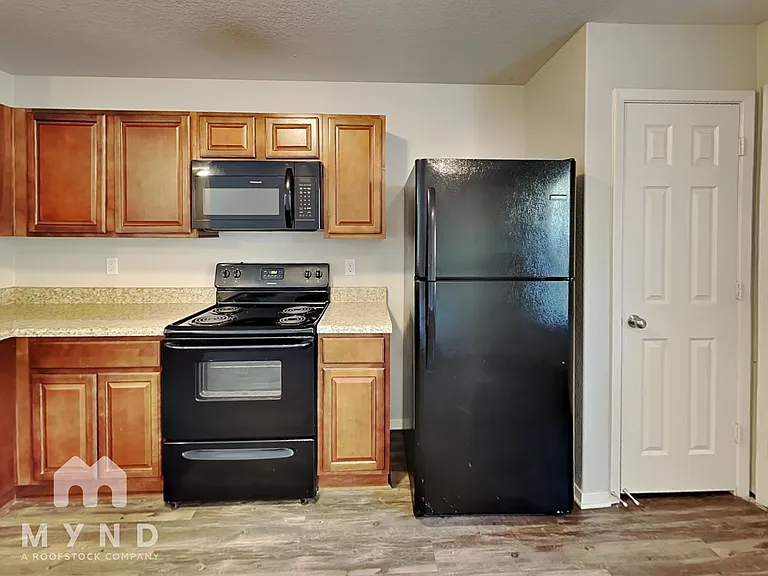 9176 Pleasant Valley Dr — Photo 3