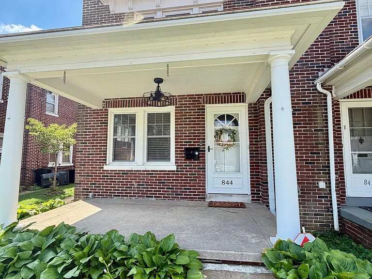 844 E Madison St — Photo 1