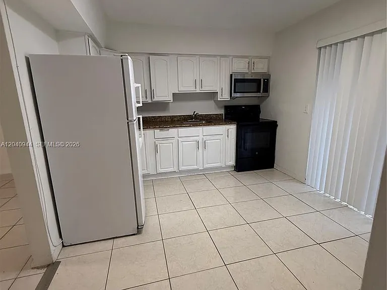 300 SW 9th Ave #A — Photo 13
