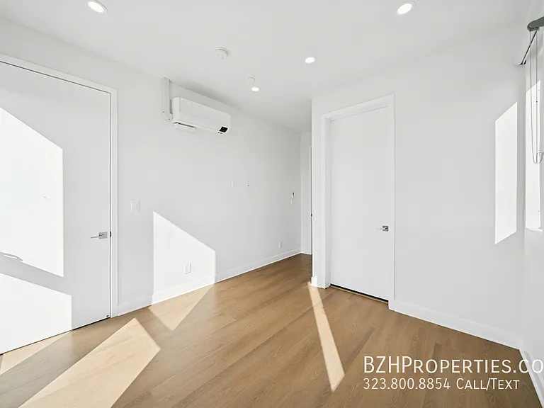 4523 1/2 Saint Elmo Dr — Photo 8