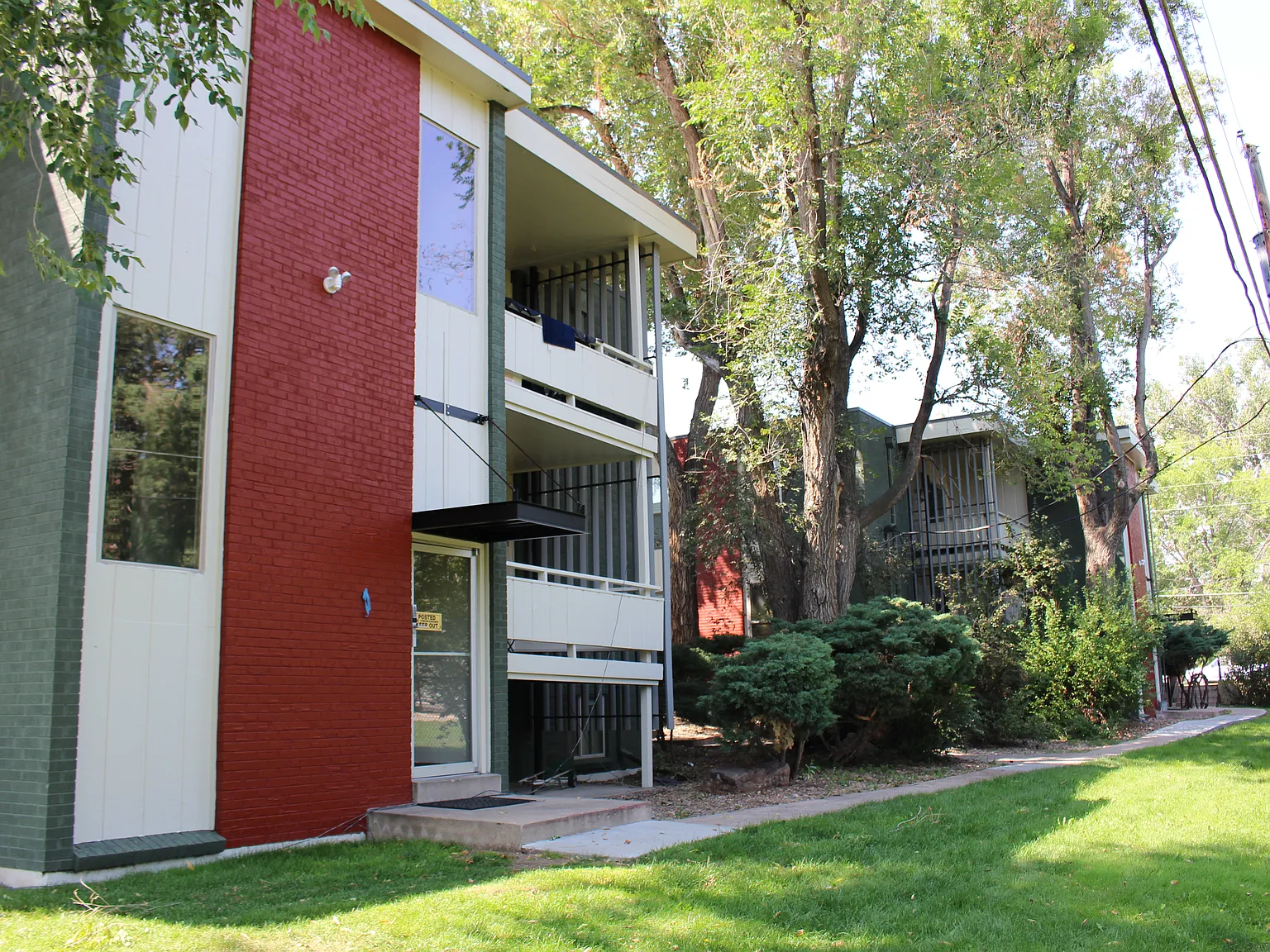 Larimar Apartments — Photo 2