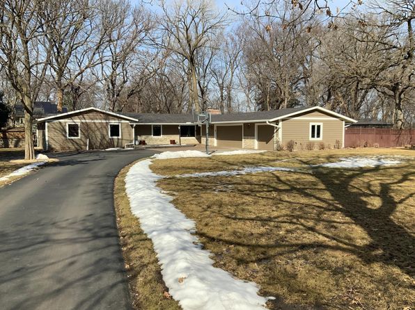 201 Edgecumbe Dr, Mahtomedhi, MN 55115