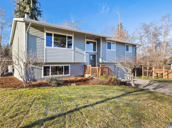 3738 S Crabapple Ln, Pt Angeles, WA 98362
