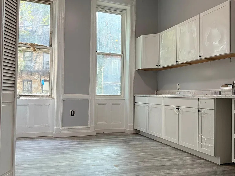 205 8th St #2L — Photo 3