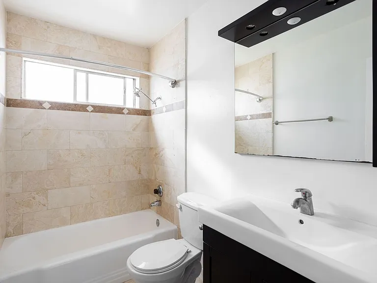 725 N Hayworth Ave — Photo 3