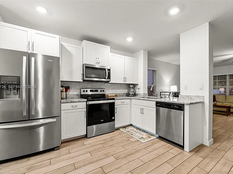 525 NE 6th Pl — Photo 11