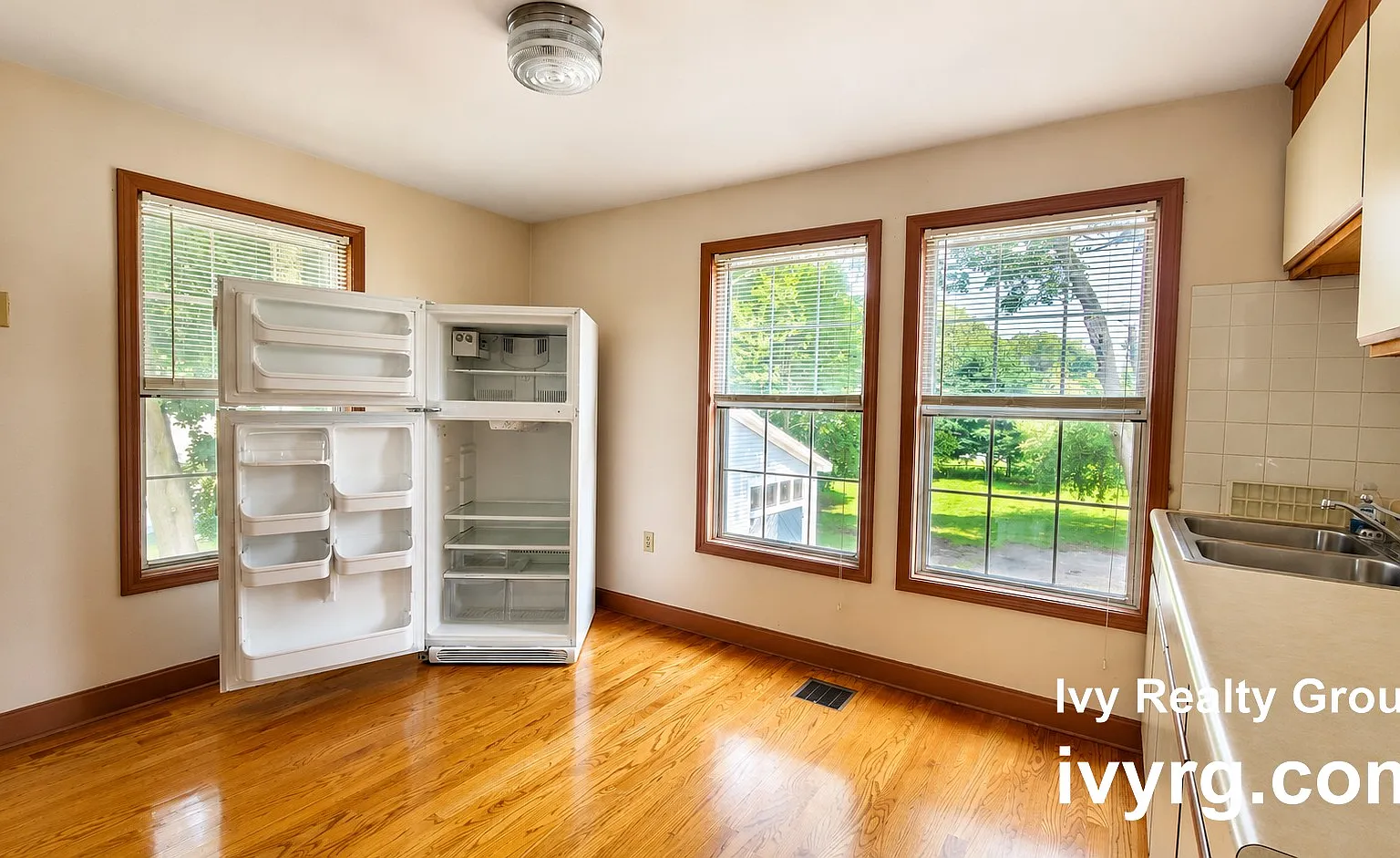 3 bed, 1.0 bath, 1000 sqft, $2,650 — Photo 2