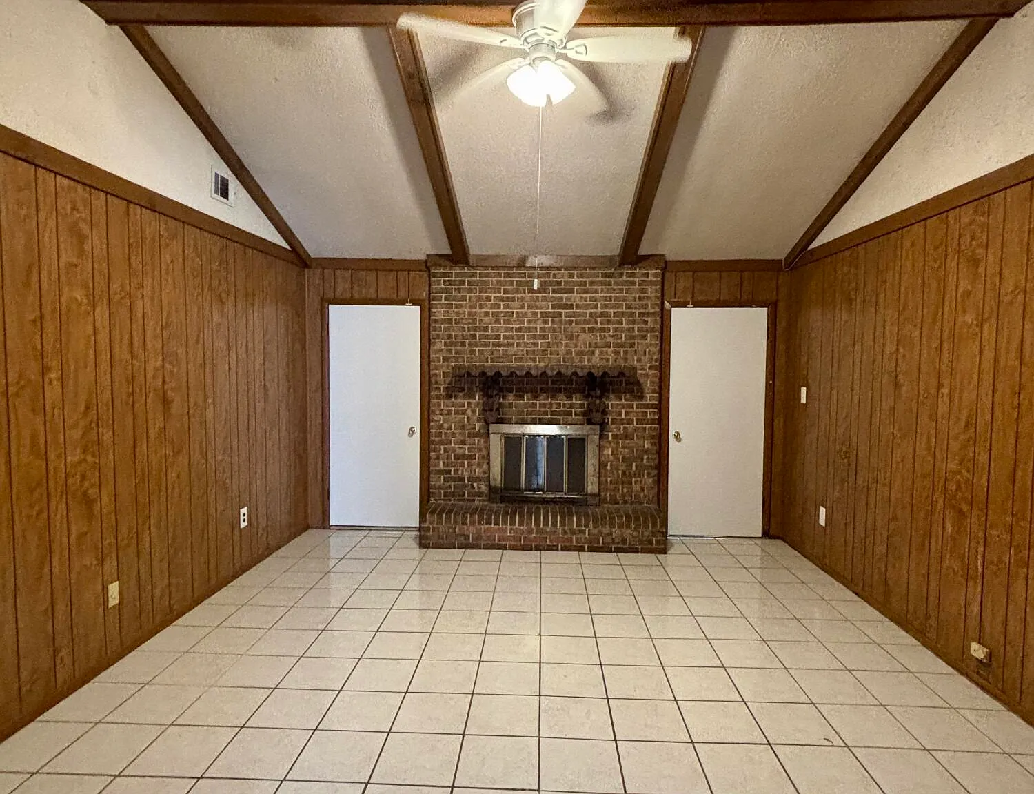 3 bed, 2.0 bath, 1415 sqft, $1,300 — Photo 2
