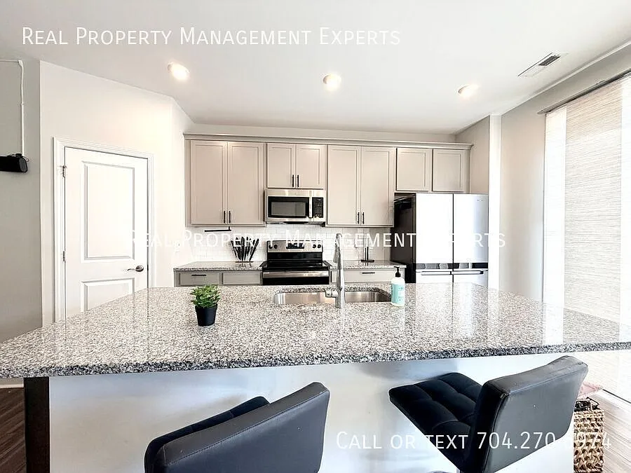 Fully Furnished 3BR/2.5BA Townhouse in Charlotte! — Photo 2